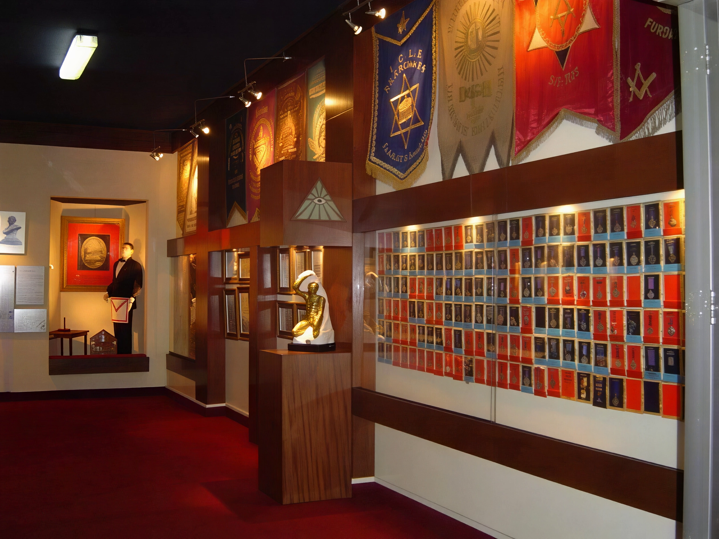 Medallero de las Logias integrantes de la Gran Logia del Perú y estandartes en la parte superior.