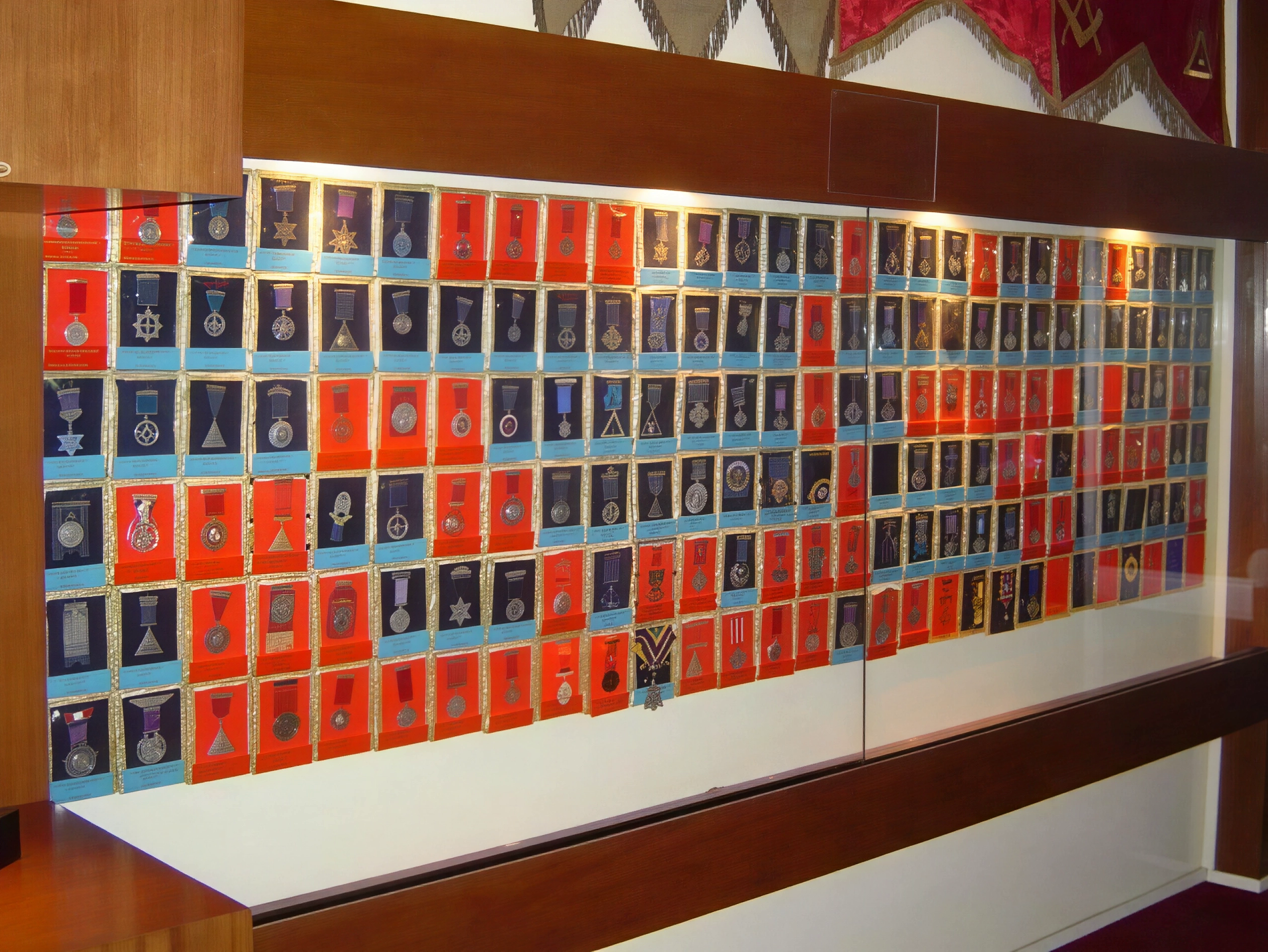 Detalle de la relación de medallas distintivas. Fondo azul: Rito de York / fondo rojo: Rito Escocés Antiguo y Aceptado.