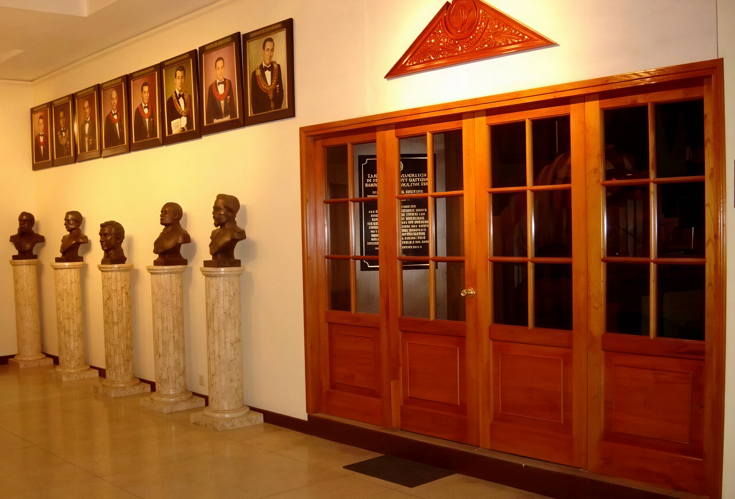 A la derecha, la puerta de acceso al Museo Masónico y Archivo Histórico de la Gran Logia del Perú.
