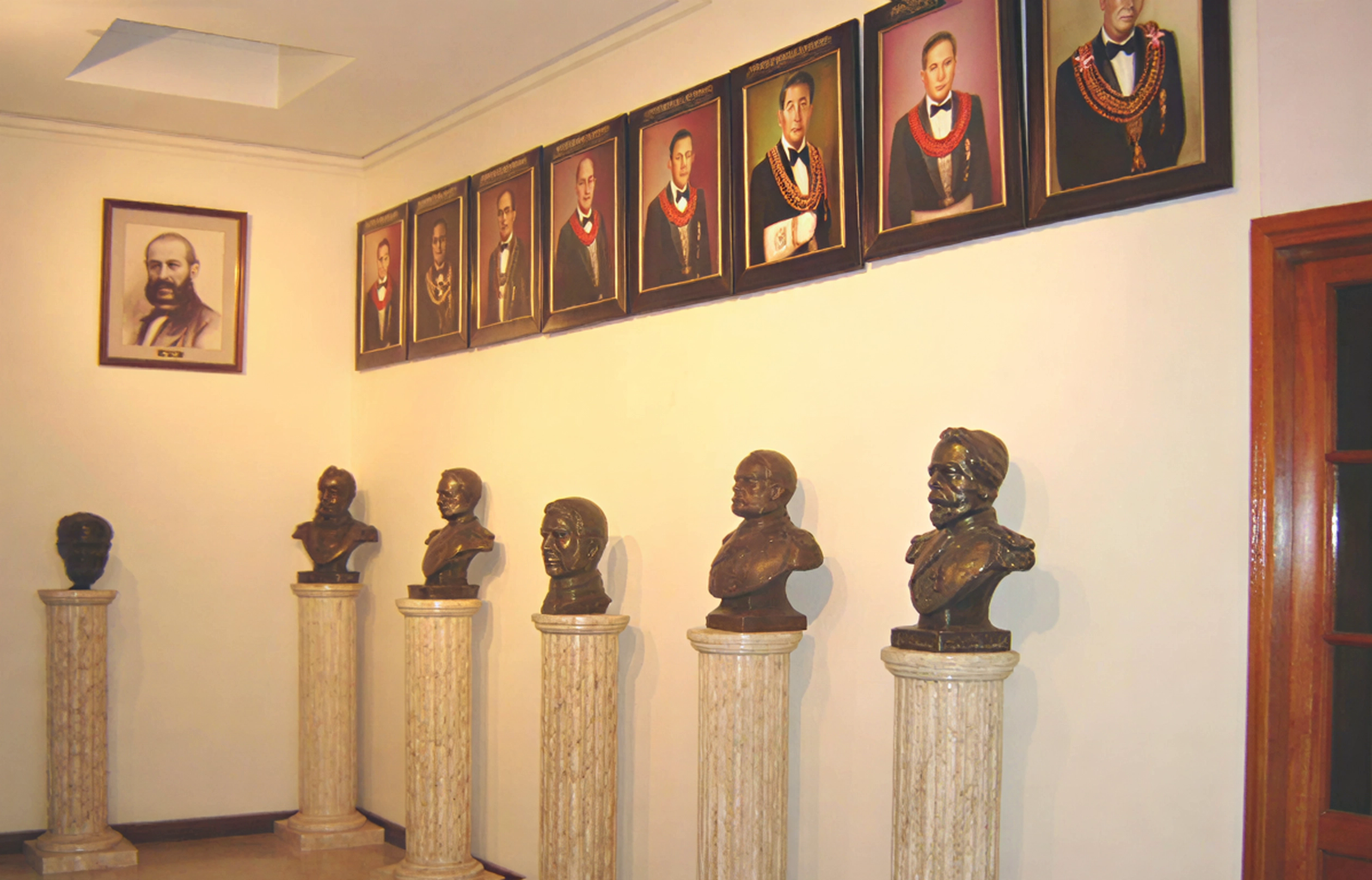 Vista exterior, atrio del Museo Masónico y Archivo Histórico. Corresponde a la galería de los bustos de los héroes y prohombres de la Patria, todos ellos miembros de la Masonería Peruana; en la parte superior, galería de óleos de los Past Grandes Maestros de la Gran Logia del Perú, de 1980 a 2002 E∴V∴