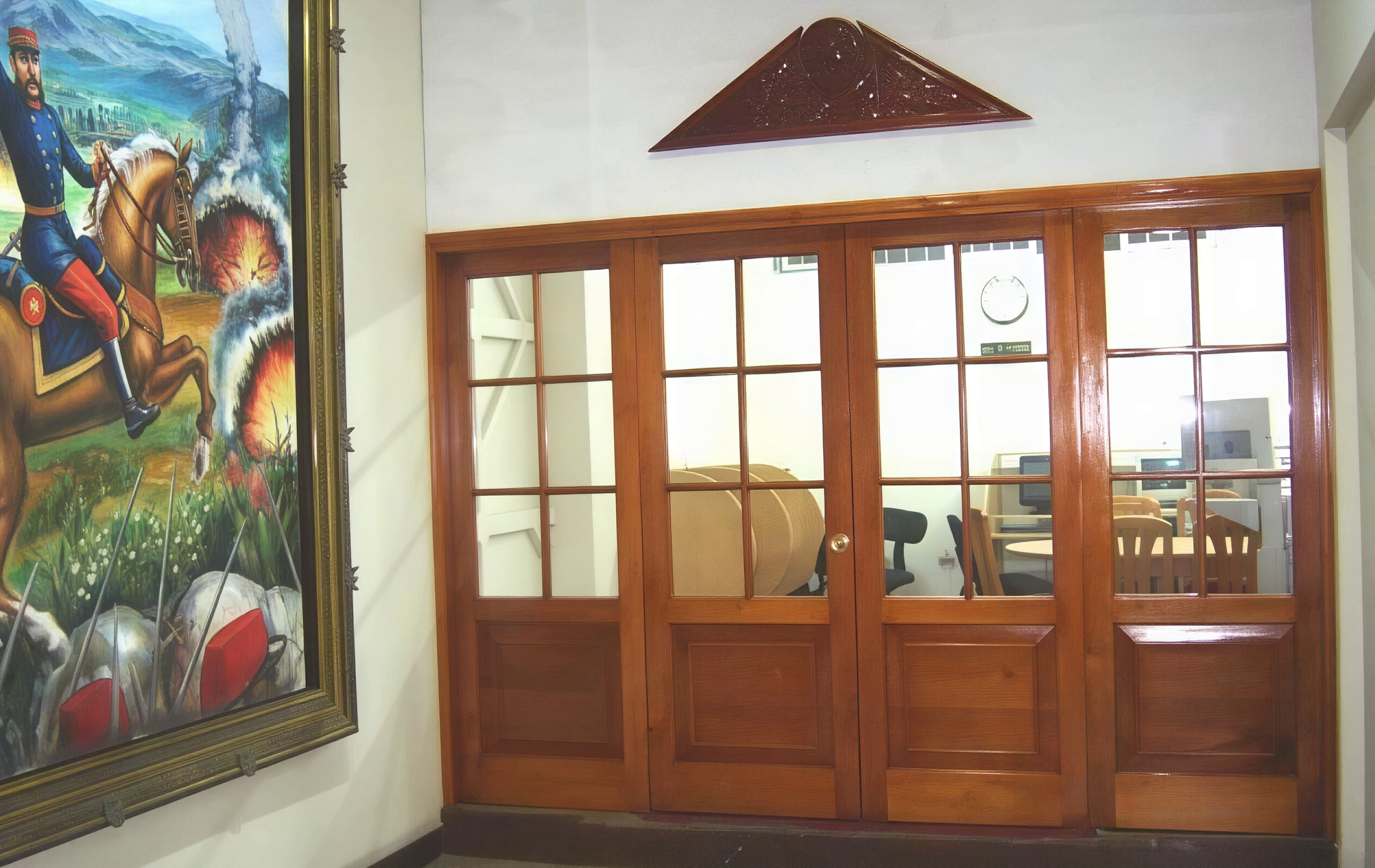  Puerta de acceso a la sala de lectura de la Gran Biblioteca de la Gran Logia del Perú y a la sala de Internet “Manases Fernando Lancho”.