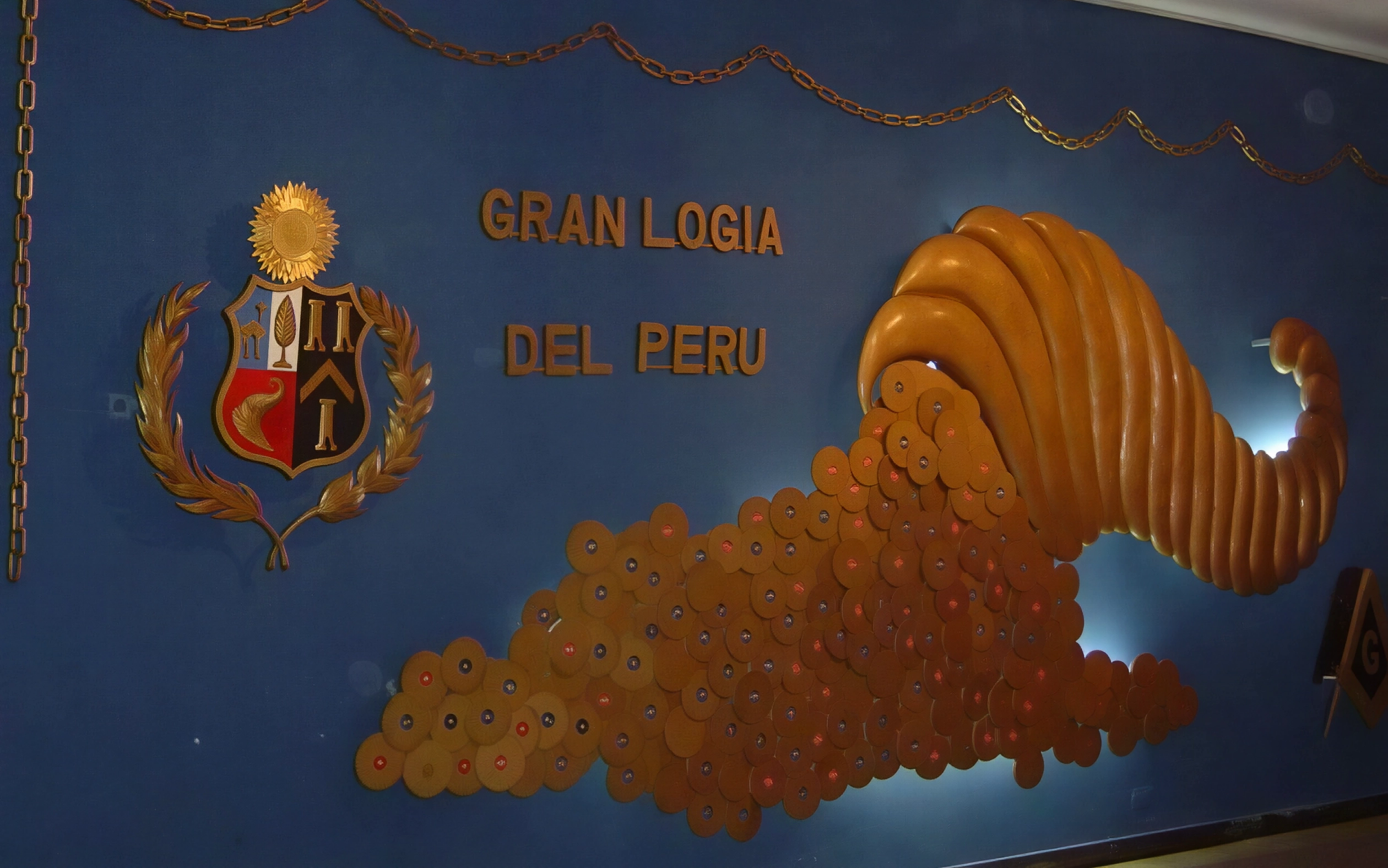  Vista exterior, atrio del Museo Masónico y Archivo Histórico. La alegoría expresa el crecimiento de la Gran Logia del Perú, representada por cada una de las 177 Logias que la conforman.