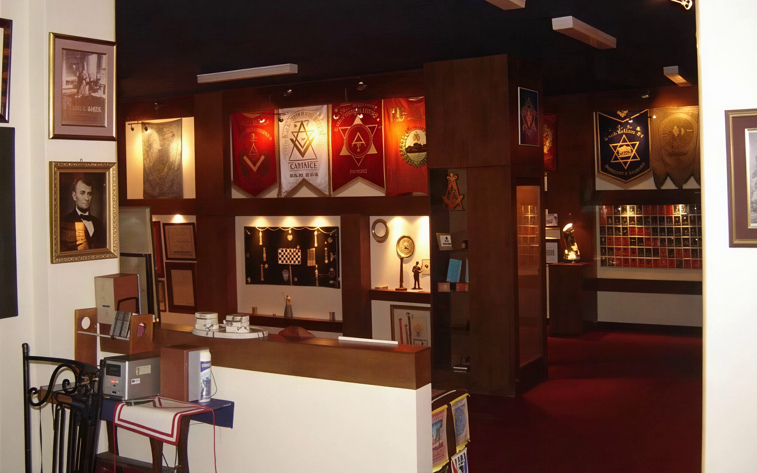  La nueva sala principal del Museo Masónico con la sección de estandartes del siglo XX.