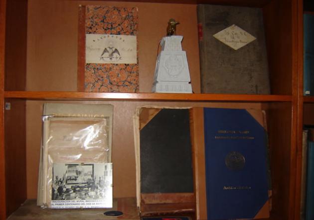 Sección de los libros de Cuentas de la Gran Logia del Perú, Libro de Egresos (parte inferior) y el Libro de seguimiento de las cuentas de las construcciones de los templos (parte superior) 