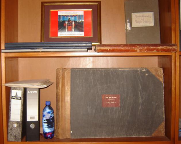 El primer Libro de Actas de la Gran Logia del Perú (a la derecha) junto a documentos de acuerdos y tratados firmados entre la Gran Logia del Perú y otras Potencias.