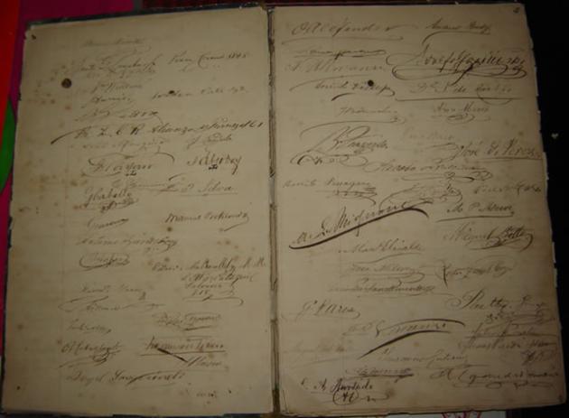 Primeras Páginas del Libro de Asistencias, que contiene las firmas de los Asistentes a la Solemne Gran Asamblea de Levantamiento de Columnas y la instalación del Primer Gran Cuadro de las Grandes Dignidades y Grandes Oficiales de la Gran Logia del Perú del 25 de marzo de 1882 E.·.V.·.