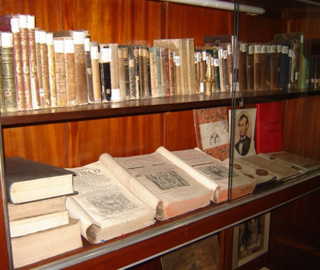 Valiosa Biblioteca compuesta por incunables y libros de mucha antigüedad que se conservan en el Archivo Histórico de la Gran Logian del Perú.