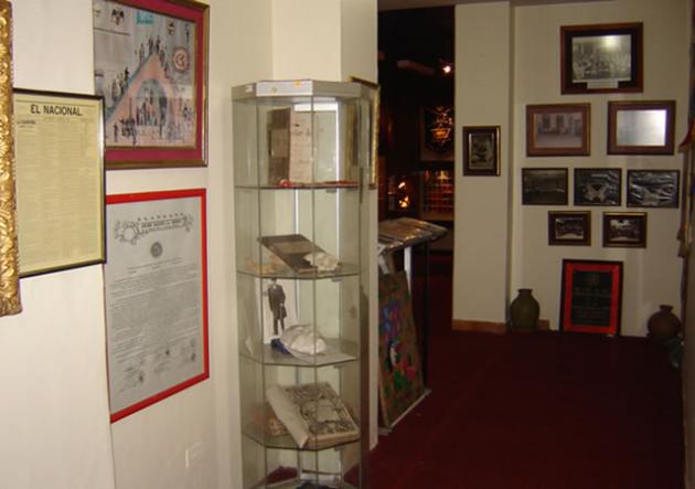 Vitrina con fotocopias de variada e importante documentación, tanto para la Historia del Perú, así como para la Masonería Peruana.