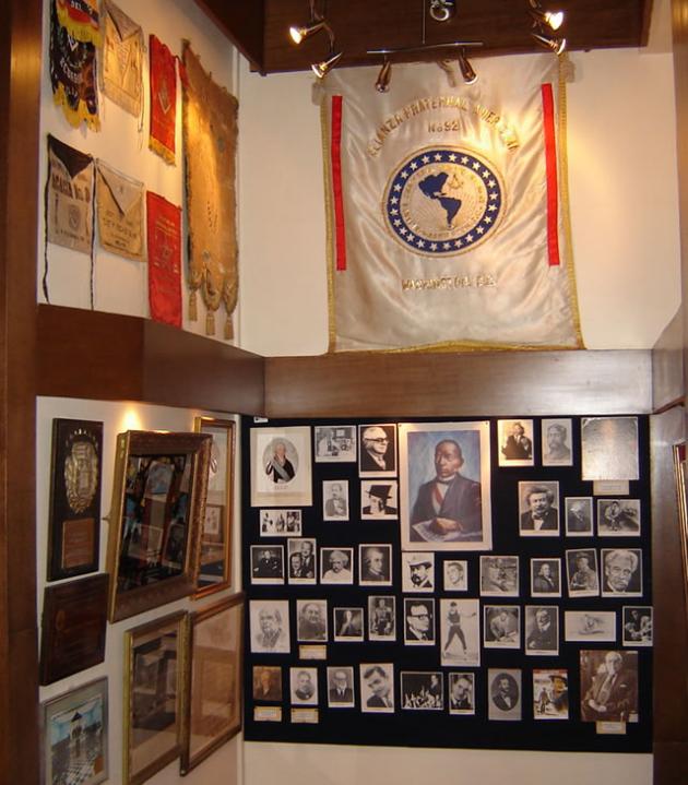 Sector dedicado a la Masonería Norteamericana y Mexicana, con estandartes, mandiles, banderines, cuadros y fotografías de Logias de dichos Or.·. Preside este sector el primer estandarte de Alianza Fraternal Americana, Lodge N° 92, perteneciente a la Gran Logia del Distrito de Columbia, de los Estados Unidos de Norte América.