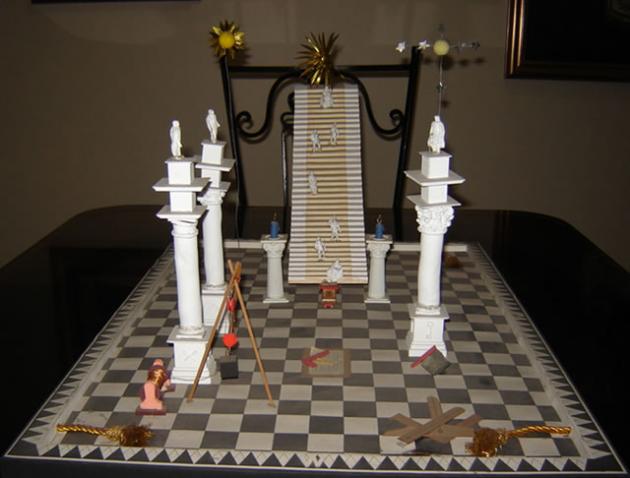 Representación y alegoría en 3 dimensiones de la Plancha de Trazar (Tracing Board) del Grado de Aprendiz Mason del Rito de York (vista desde el Occidente).