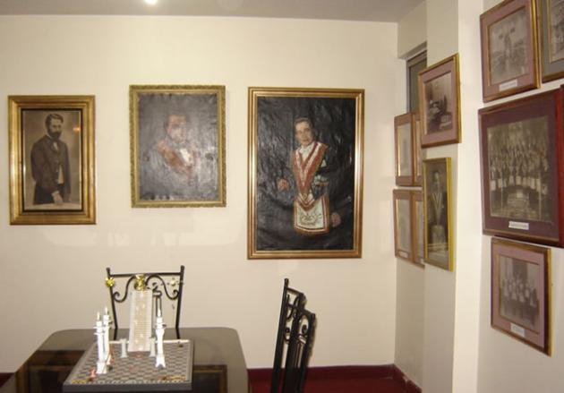 Sala de reuniones del Instituto Histórico Jorge Basadre Grohmann de la Gran Logia del Perú, a cargo de la dirección y administración del Museo Masónico y del Archivo Histórico. Este sector conserva cuadros y lienzos de comienzos del siglo XX correspondientes a la Gran Logia del Perú. Al centro se aprecia la pintura al óleo del M.·.R.·.H.·. José Ángel Escalante Fuentes, Gran Maestro de la Gran Logia del Perú 1929 – 1930.