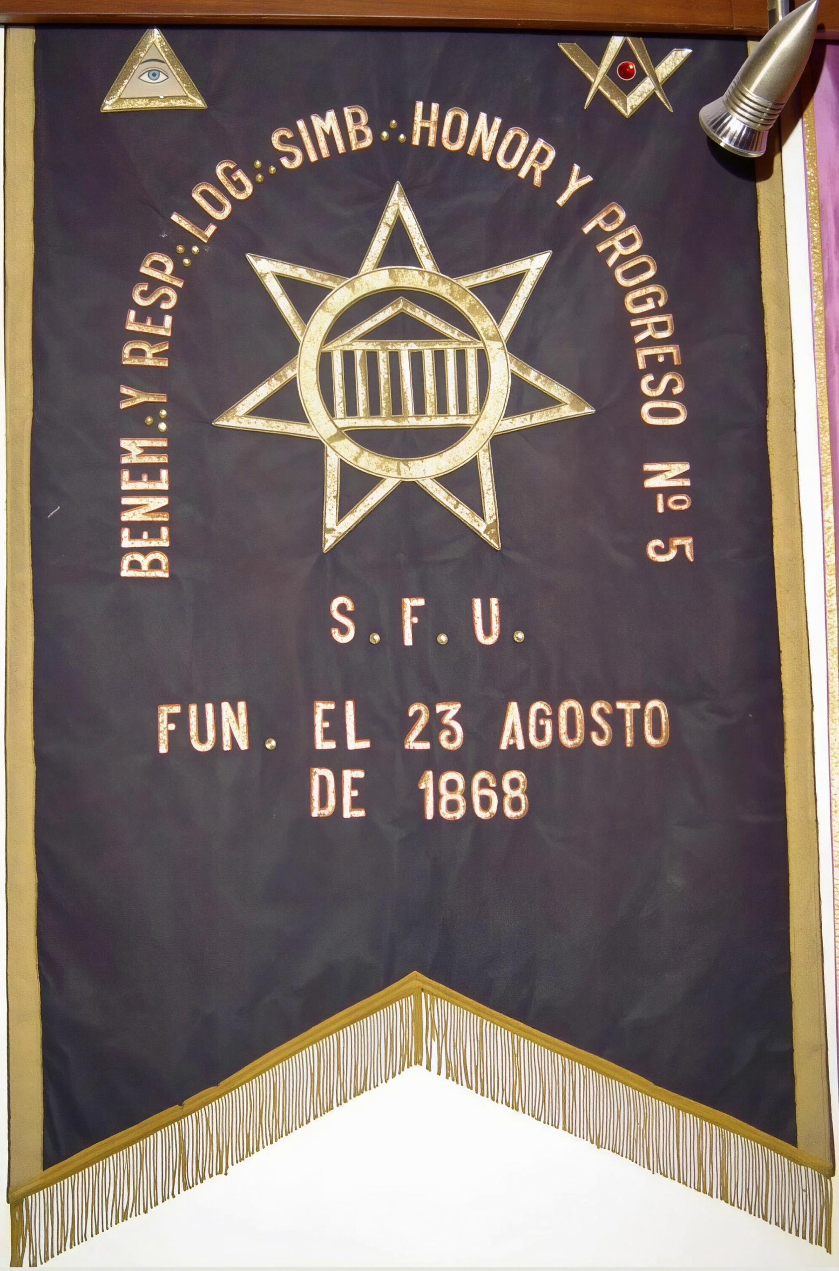 Estandarte de la R.·.L.·.S.·. Constancia y Concordia N° 11, fundada el 16 de noviembre de 1862 E.·.V.·. en el Vall.·. de Tacna y reinstalada el 20 de marzo de 1921 E.·.V.·. en el Vall.·. del Callao. Estandarte de la R.·.L.·.S.·. Honor y Progreso N° 5, fundada el 23 de agosto de 1868 E.·.V.·.