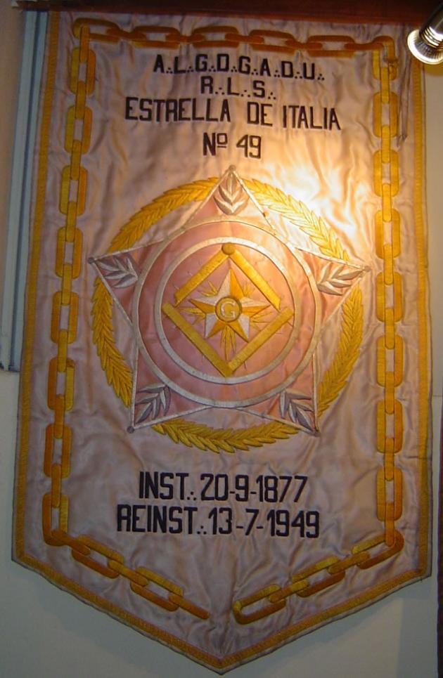 Estandarte de la R.·.L.·.S.·. Estrella de Italia N° 49 fundada el 20 de setiembre de 1877 E.·.V.·. y reinstalada el 13 de julio de 1949 E.·.V.·