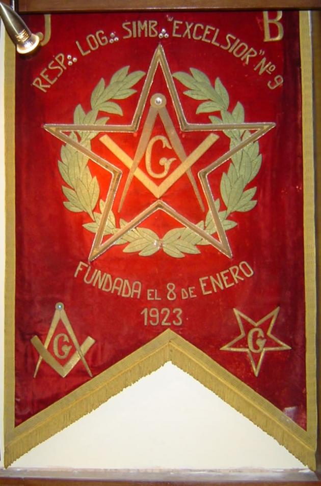 Estandarte de la R.·.L.·.S.·. Excélsior N° 9, fundada el 8 de enero de 1923 E.·.V.·.