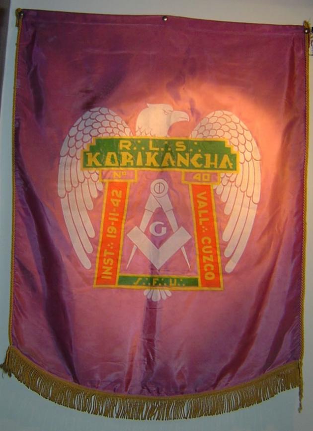 Estandarte de la R.·.L.·.S.·. Koricancha N° 40 del Vall.·. de Cusco, Instalada el 19 de noviembre de 1942 E.·.V.·.