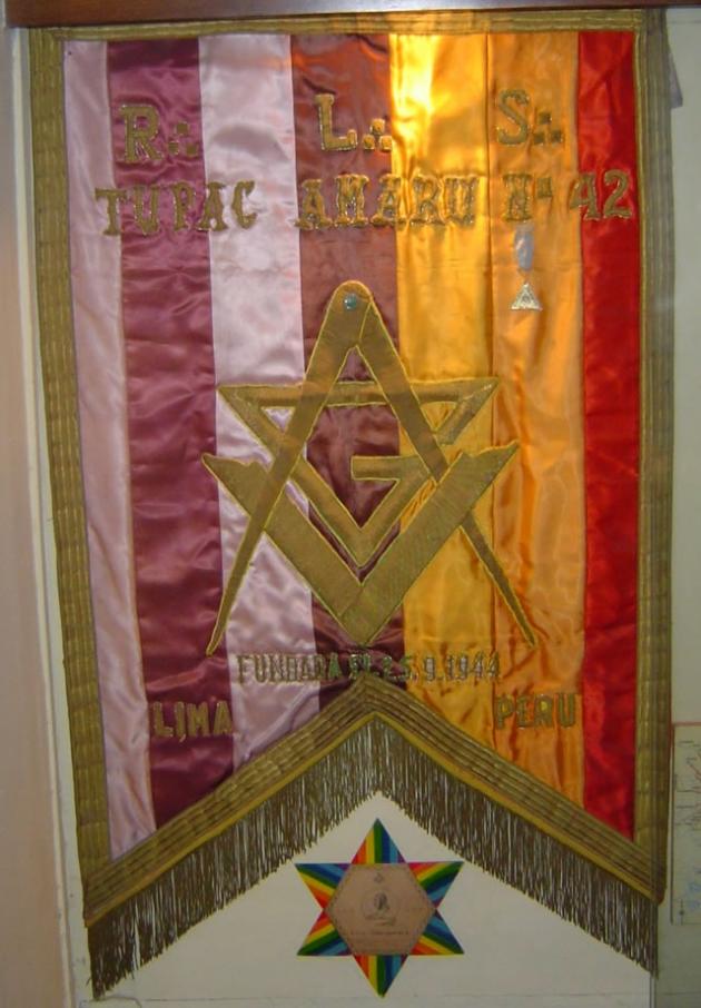 Estandarte de la R.·.L.·.S.·. Túpac Amaru N° 42, fundada el 25 de noviembre de 1944 E.·.V.·.