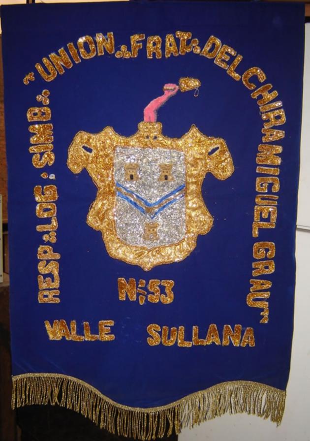 Estandarte de la R.·.L.·.S.·. Unión Fraternal del Chira Miguel Grau N° 53 del Vall.·. de Sullana, fundada el 14 de julio de 1952 E.·.V.·.