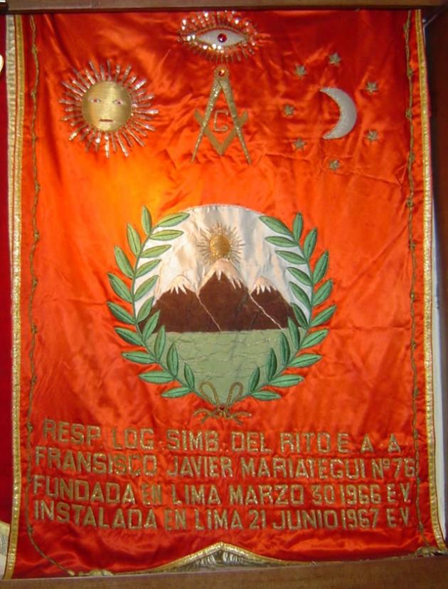Estandarte de la R.·.L.·.S.·. Francisco Javier Mariategui N° 76, fundada en el Vall.·. de Lima el 30 de marzo de 1966 E.·.V.·., Instalada el 21 de junio de 1967 E.·.V.·. 