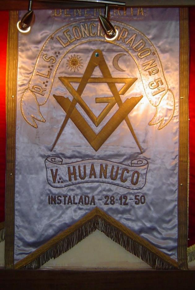 Estandarte de la R.·.L.·.S.·. Leoncio Prado N° 51 del Vall.·. de Huánuco, fundada el 28 de diciembre de 1950 E.·.V.·.