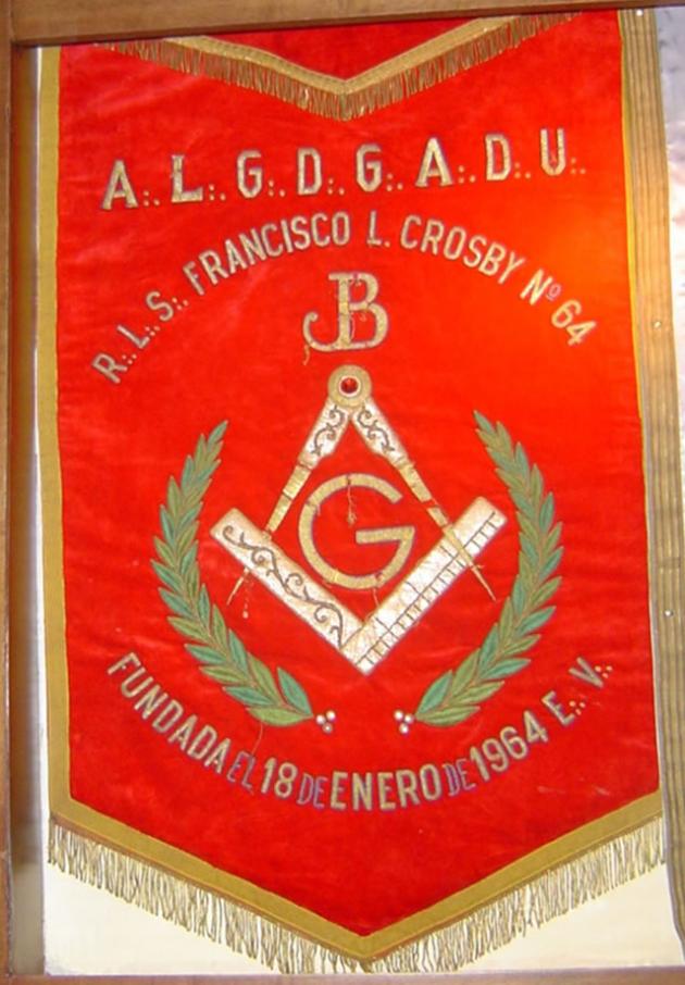 Estandarte de la R.·.L.·.S.·. Francisco Lewis Crosby N° 64, fundada el 18 de enero de 1964 E.·.V.·.