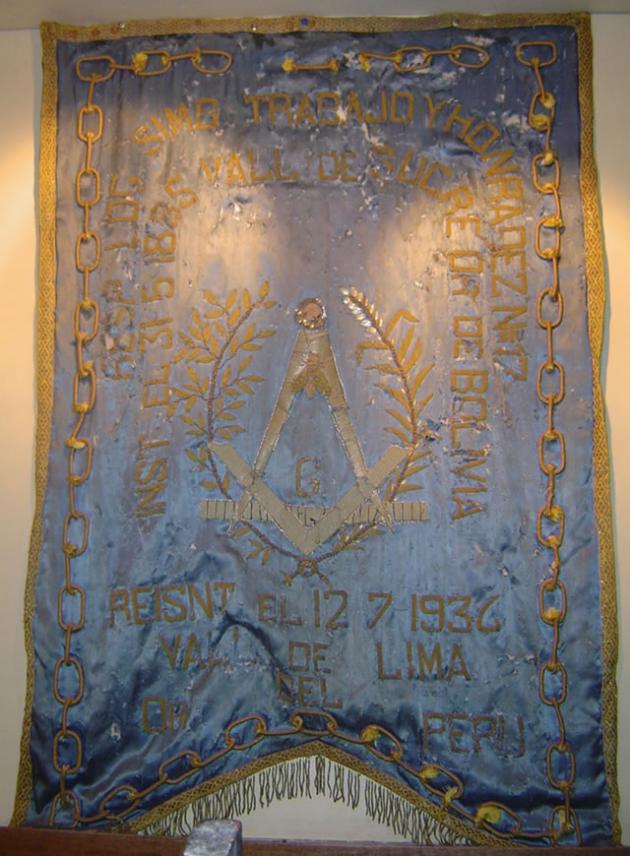 Antiguo Estandarte de la R.·.L.·.S.·. Trabajo y Honradez N° 17, fundada el 31 de mayo de 1885 E.·.V.·. en el Vall.·. de Sucre, Or.·. de Bolivia y reinstalada el 12 de julio de 1936 E.·.V.·. en el Vall.·. de Lima, Or.·. del Perú