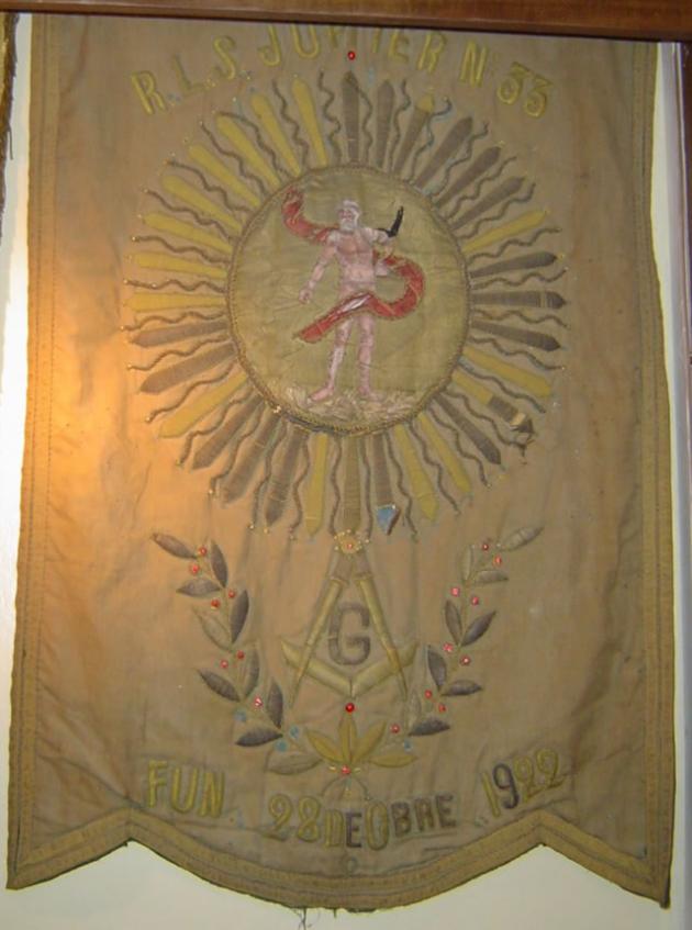 Estandarte de la R.·.L.·.S.·. Jupiter N° 33, fundada el 28 de octubre de 1922 E.·.V.·.