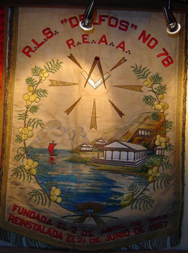 Estandarte de la R.·.L.·.S.·. Delfos N° 78, fundada el 2 de abril de 1966 E.·.V.·. y reinstalada el 21 de junio de 1967 E.·.V.·.