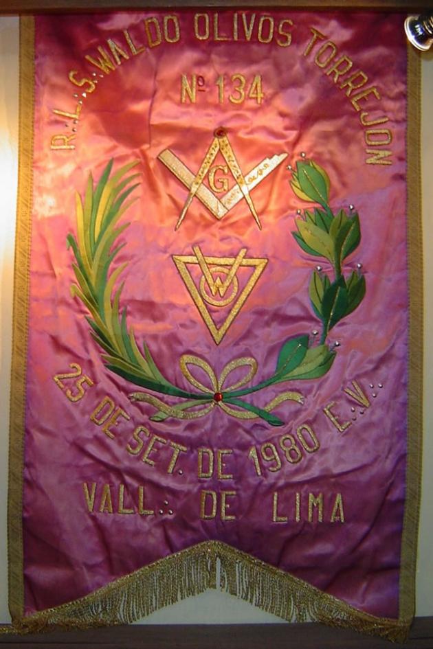 Estandarte de la R.·.L.·.S.·. Waldo Olivos Torrejón N° 134, fundada el 25 de setiembre de 1980 E.·.V.·.