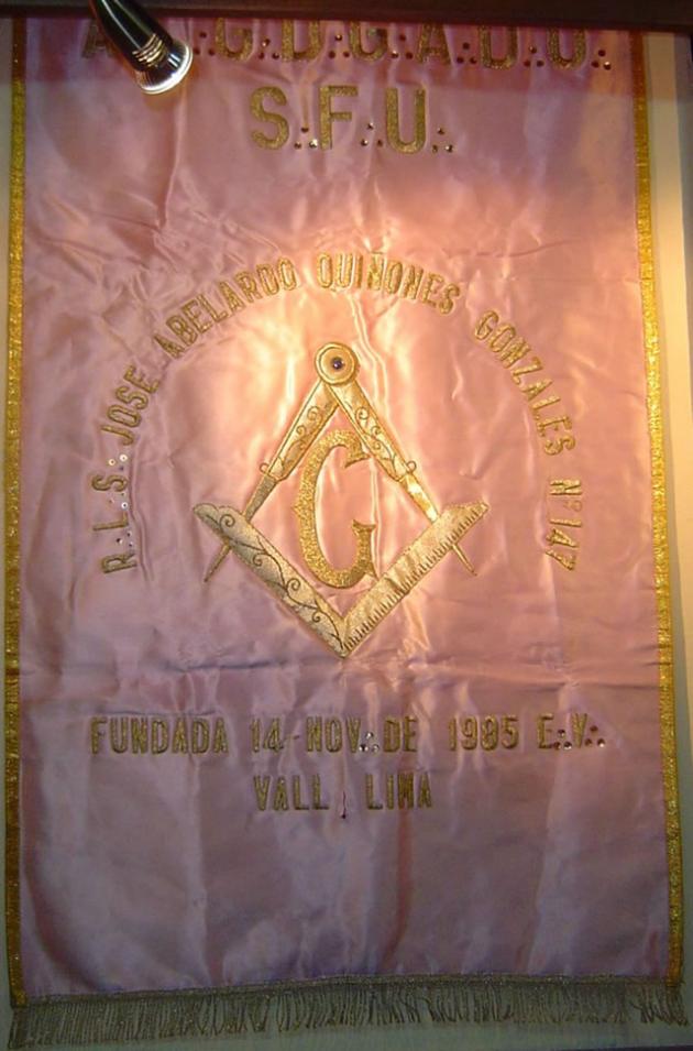 Estandarte de la R.·.L.·.S.·. José Abelardo Quiñones Gonzales N° 147, fundada el 14 de noviembre de 1985 E.·.V.·.