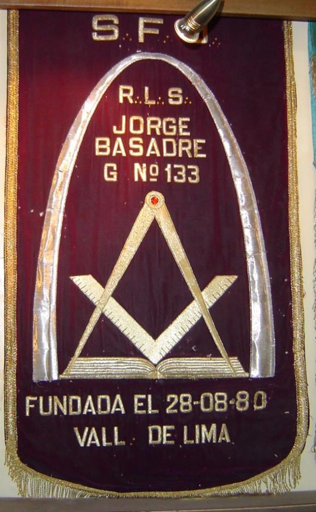 Primer Estandarte de la R.·.L.·.S.·. Jorge Basadre Grohmann N° 133, que fuera fundada el 28 de agosto de 1980 E.·.V.·.