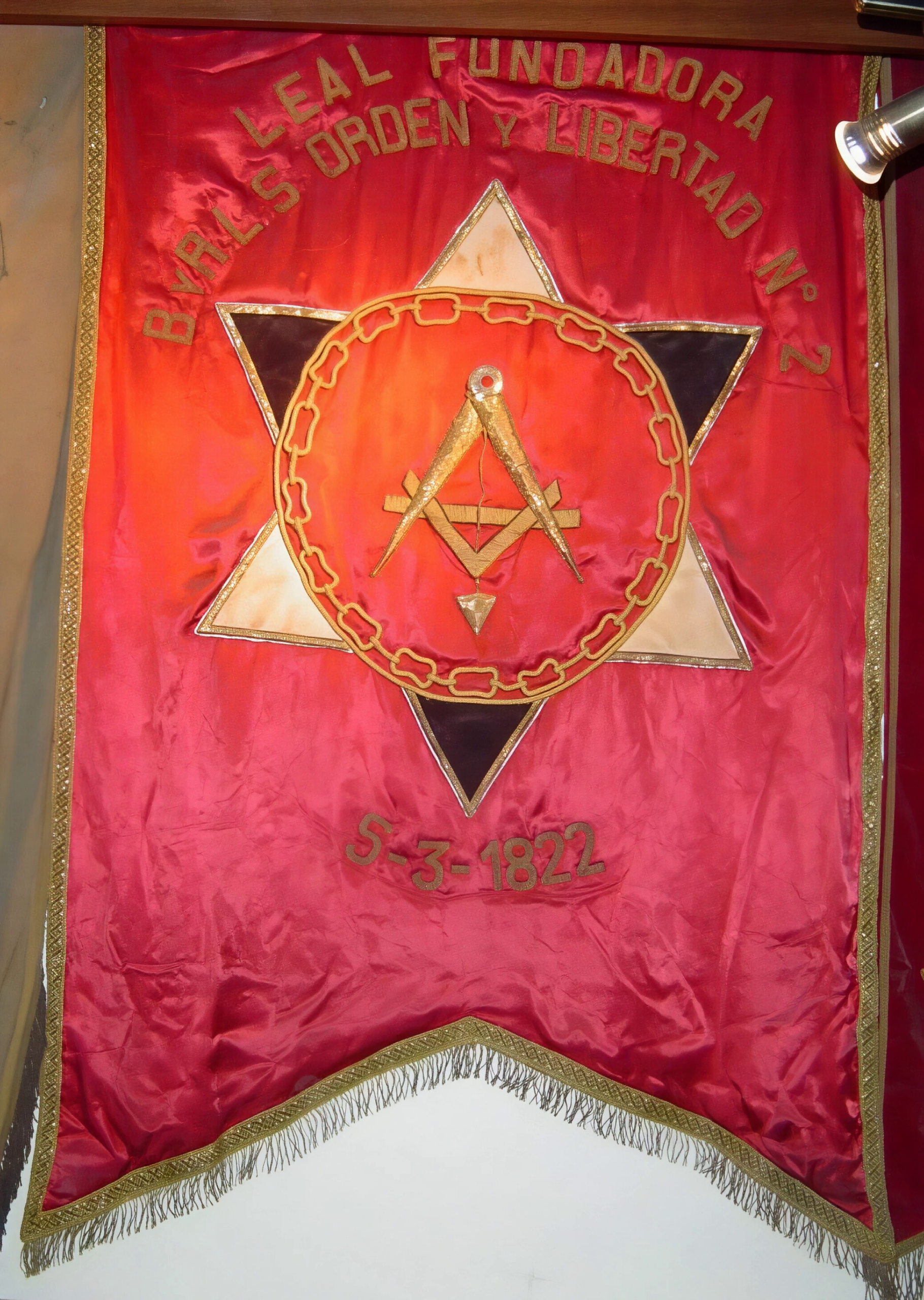 Estandarte de la R.·.L.·.S.·. Paz y Perfecta Unión N° 1, considerada la Logia formal más antigua del Perú, fundada en 1817 E.·.V.·.