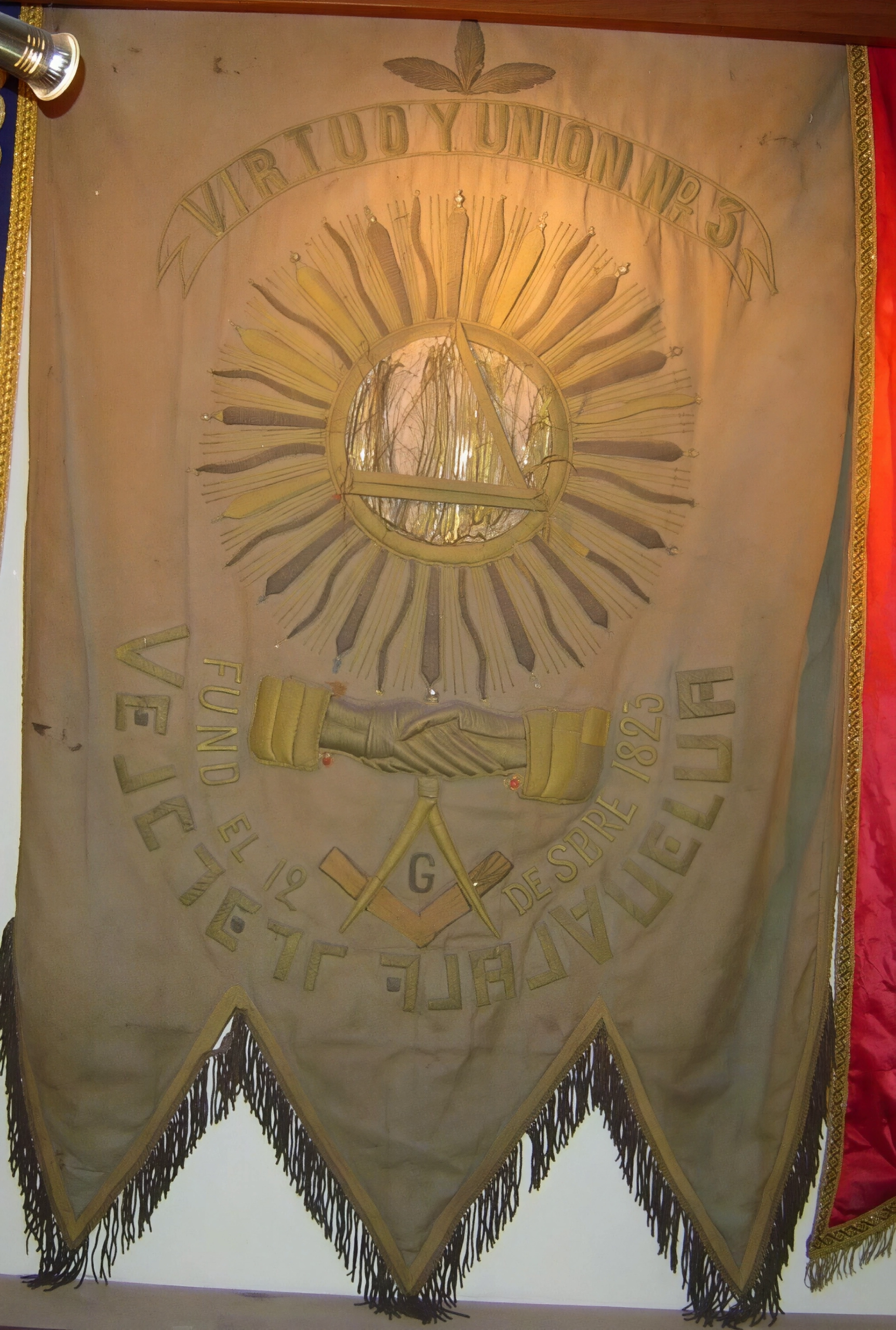 Estandarte de la R.·.L.·.S.·. Filosofía Peruana N° 122 del Vall.·. de Ica; la tradición sostiene que su primera fundación se remonta al año de 1829 E.·.V.·.