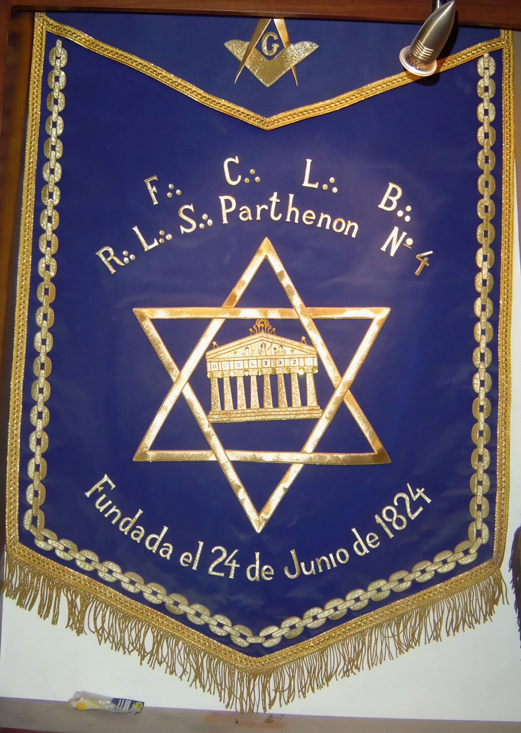 Estandarte de la R.·.L.·.S.·. Paz y Perfecta Unión N° 1, considerada la Logia formal más antigua del Perú, fundada en 1817 E.·.V.·.