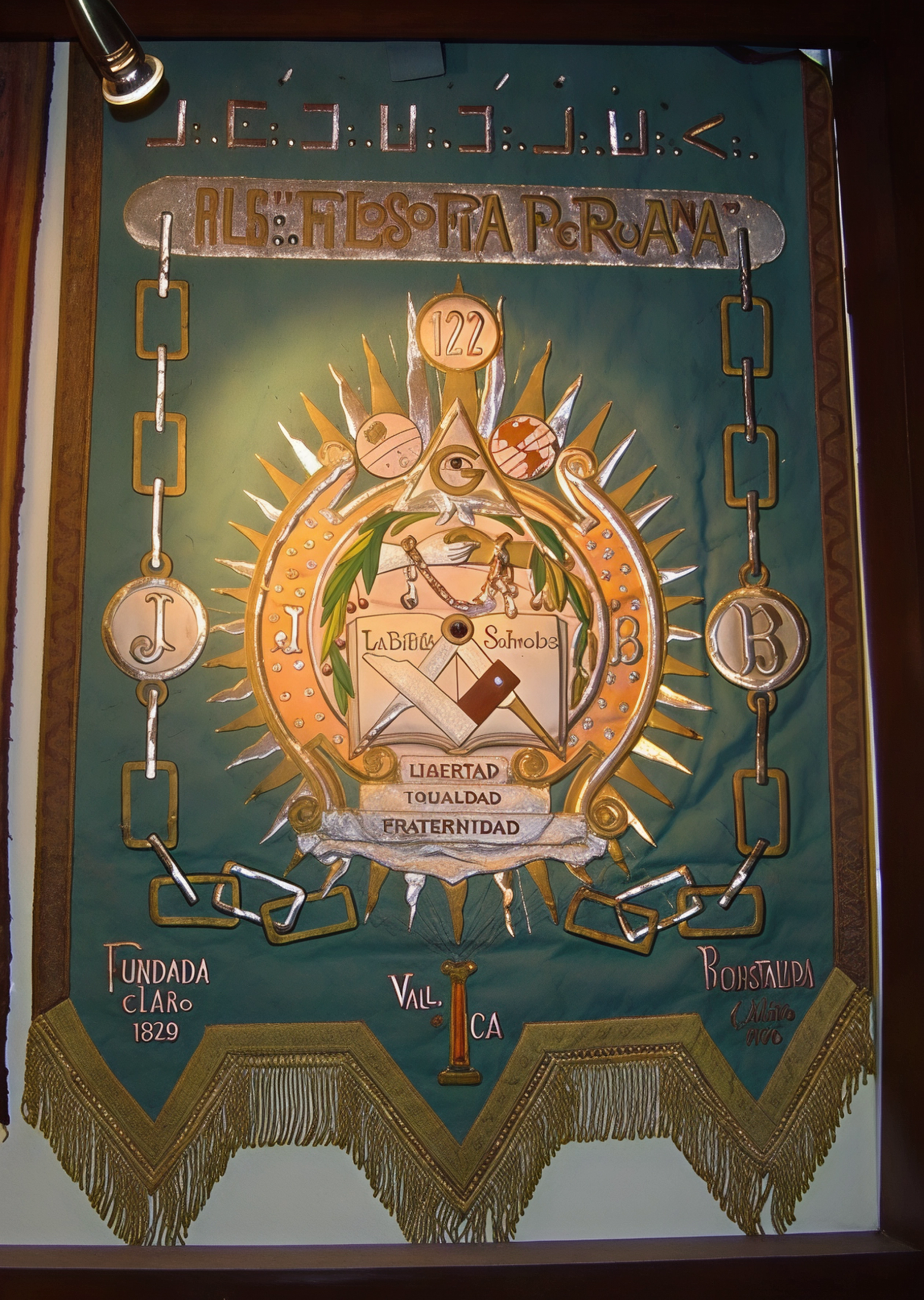 Estandarte de la R.·.L.·.S.·. Virtud y Unión N° 3. Fue su fundador y primer Venerable Maestro Don Mariano Necochea Sarassa, Gran Mariscal del Perú, nacido en Argentina. Es el Estandarte del Museo de mayor antigüedad y el mejor conservado.