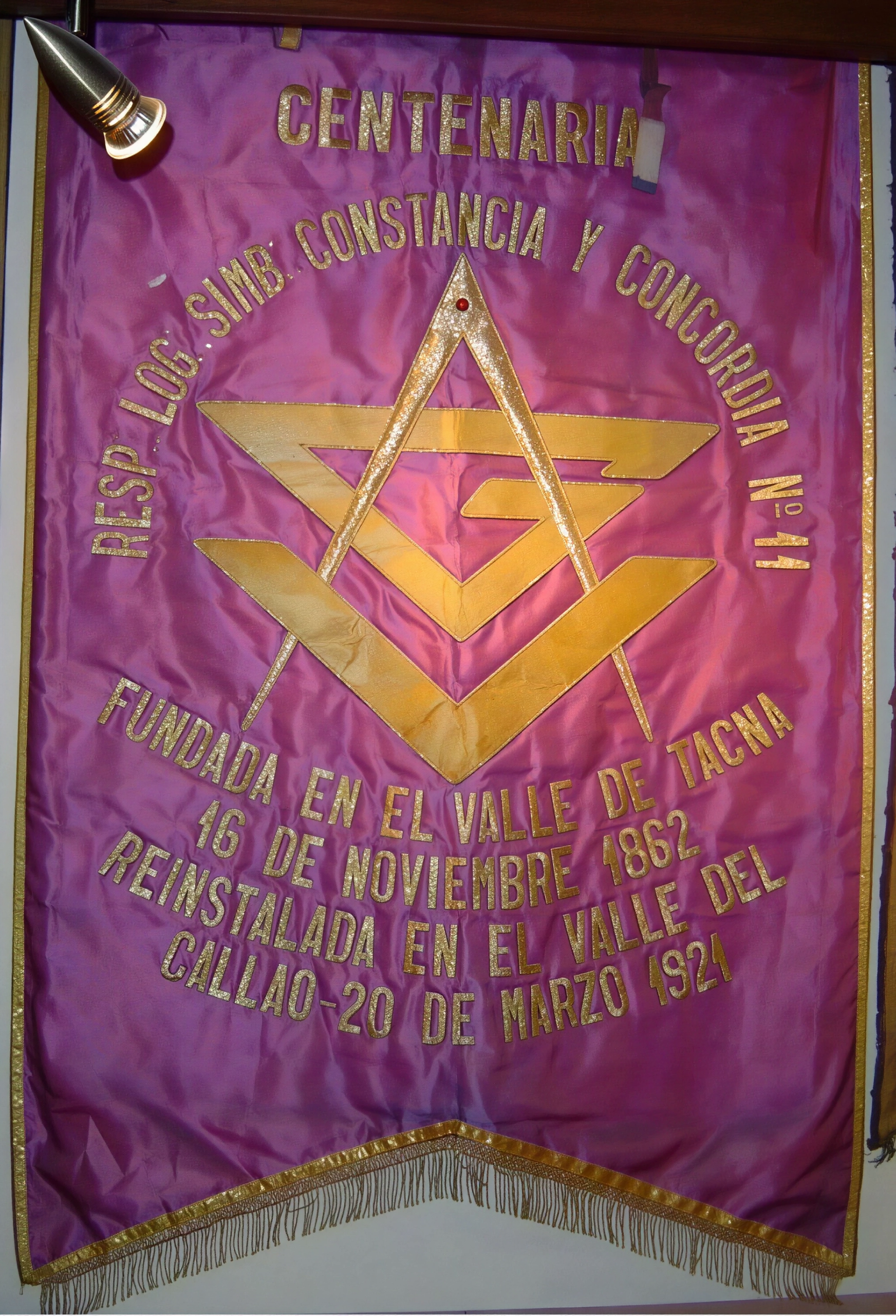 Antiguo Estandarte de la R.·.L.·.S.·. Cruz Austral que, en 1853 E.·.V.·., tuviera el número 5 del ordinal de las Logias de la entonces Gran Logia Nacional del Perú.