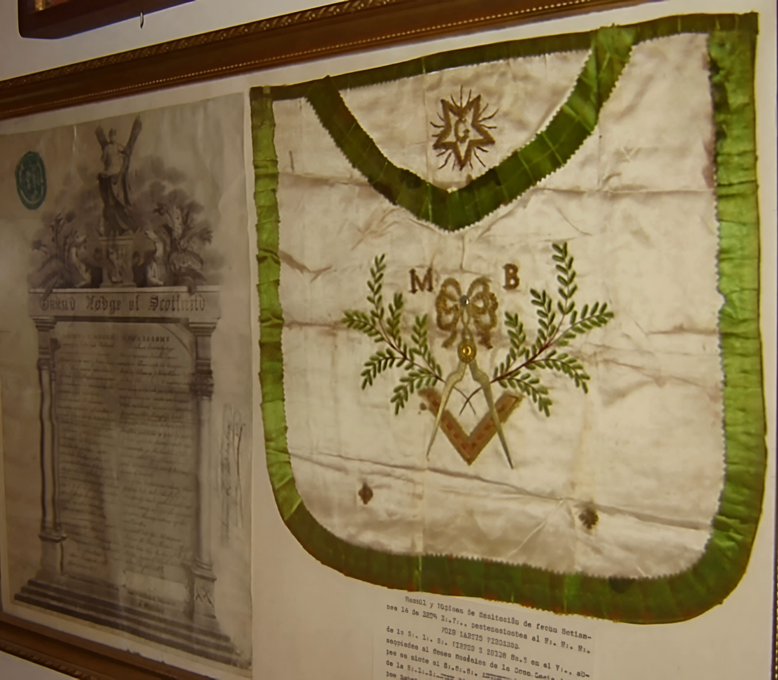 A la izquierda y a la derecha, mandiles del Gran Maestro de la Gran Logia del Perú. Al centro, bandas, insignia y collares pertenecientes al Real Arco de Escocia.