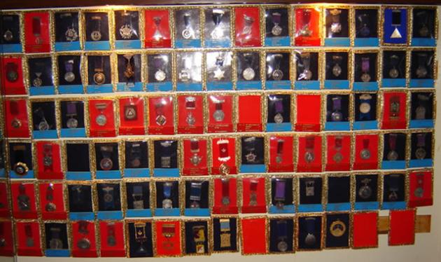 Una vista general del medallero de la Gran Logia del Perú: la vista superior contiene las 88 primeras medallas, y la vista inferior contiene las siguientes 88 medallas, que se exhiben de la más antigua (1817) a la más moderna, que corresponde a 2001. Los espacios en blanco corresponden a las medallas sustraídas y no recuperadas.