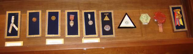 Medallas de diversas partes del mundo, donadas al museo por sus poseedores o sus deudos.