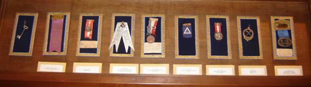 Otras medallas correspondientes al Perú y a otros Or.·. del Mundo.