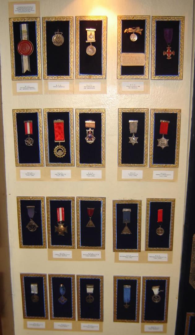 Diversas medallas antiguas correspondientes a las Logias integrantes de la Gran Logia del Perú y a las Logias de la Amistad y la Correspondencia (Logias de otros Or.·.).