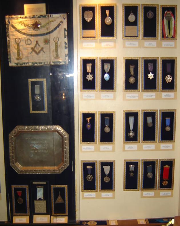 Otras antiguas medallas y diversos presentes de la Gran Logia del Perú, junto a medallas conmemorativas de los Or.·. de las Logias de la Amistad y la Correspondencia.